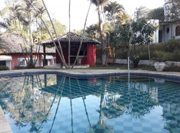 Casa de 3 quartos, Embu das Artes · Casa arejada com cômodos amplos em loteamento fechado.