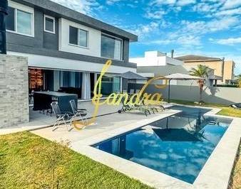Casa · 350m² · 4 Quartos · Lindo sobrado em condomínio fechado com piscina com 05 suítes