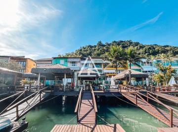 Casa em Angra com deck para barcos.jpg · Casa frente mar, com 4 suítes e deck para barcos