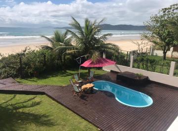 Foto 01 · Casa com 5 dormitórios e 4 vagas de garagem localizada em frente a praia de Mariscal em Bombinhas