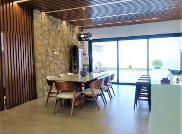 Casa · 300m² · 4 Quartos · Moderna e de muito bom gosto com 4 suítes
