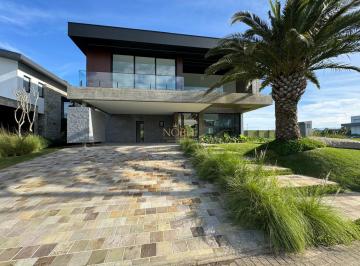 Casa · 505m² · 4 Quartos · 2 Vagas · Casa de Luxo de 4 Suítes no condomínio mais badalado de Torres!