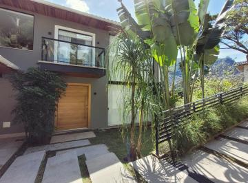 Casa de 3 quartos, Petrópolis · VENDA | PETRÓPOLIS: Casa linda e nova com 3 suítes em condomínio nobre na Mosela
