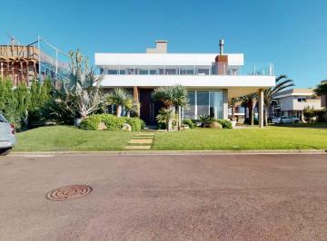 Casa · 160m² · 4 Quartos · 2 Vagas · Casa em Xangri-lá