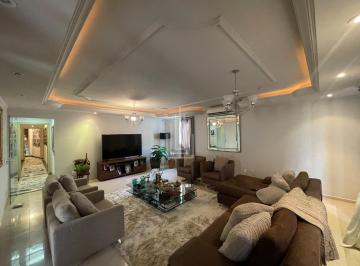 Casa · 244m² · 3 Quartos · 6 Vagas · Sobrado à venda no Jardim Polo Centro em Foz do Iguaçu.