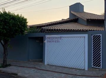 Casa · 218m² · 4 Quartos · 2 Vagas · Casa com piscina e mezanino - Carandá Bosque