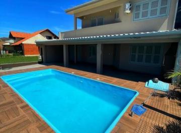 Casa · 168m² · 5 Quartos · 4 Vagas · Sobrado com 05 dormitórios a duzentos metros do mar