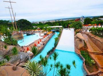 Comercial de 1 quarto, Caldas Novas ·  Flat para Temporada no Piazza DiRoma com Acesso ao Acqua Park e Splash 