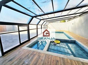 6720a087d22dd103c3f7372e2b368cb4a7ccc93e · Com certeza, viver em uma casa com comodidades luxuosas e espaços generosos pode oferecer um alto ní