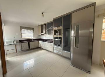 Casa · 140m² · 3 Quartos · 1 Vaga · Alugo: Casa semi-mobiliada com 3/4 (1 suíte master) no Bairro Ibirapuera