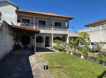 Casa · 208m² · 5 Quartos · 2 Vagas · Sobrado na quadra do mar
