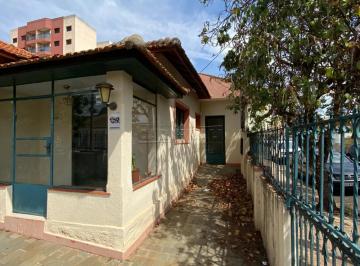 quintal · Casa com dois dormitórios próximo a rodoviária em São Carlos.