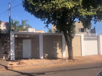 Casa · 310m² · 4 Quartos · 2 Vagas · Sobrado no Bairro Presidente Roosevelt em Uberlândia