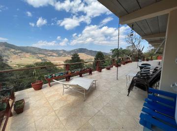 Deck com vista · CASA COM VISTA PANORÂMICA PARA AS MONTANHAS 