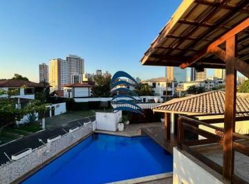 Foto 01 · A casa fica localizada em condomínio fechado em uma área nobre do Itaigara, próximo a shoppings, esc