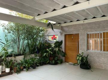 Casa · 200m² · 4 Quartos · 2 Vagas · Sobrado frontal 3 dormitórios sendo 2 suítes e 2 vagas de garagem no São Lucas