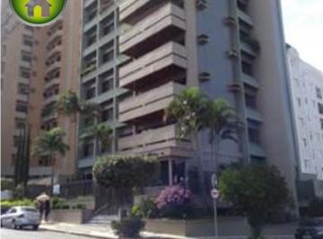 Foto 01 · Espaçoso apartamento de três quartos/uma suíte no Edifício Albatroz, localizado na região central de
