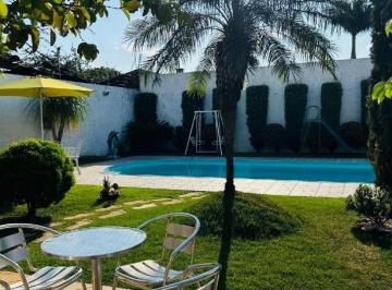 Casa · 206m² · 2 Quartos · 3 Vagas · Casa dos sonhos e localização privilegiada!