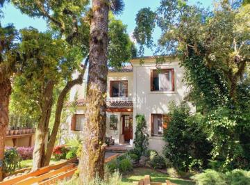Casa · 350m² · 4 Vagas · FANTÁSTICA CASA EM CANELA