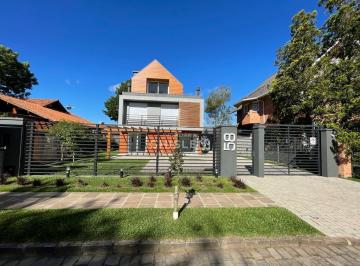 Casa · 128m² · 1 Vaga · LINDA CASA EM ESTILO MODERNO