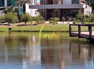 Casa · 300m² · 5 Quartos · 2 Vagas · Casa no condomínio Malibu beira lago com piscina mobiliada e decorada