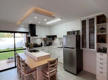 5 · Casa Residencial de 131m² com 4 dormitórios no Campeche