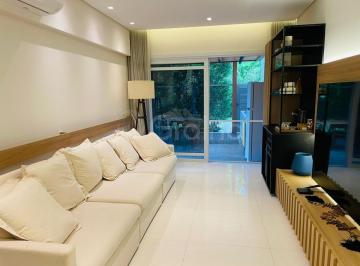 Sala · Apartamento Garden de 2 suítes com 136m² em Jurerê, Florianópolis.