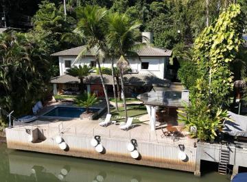 Casa · 6 Quartos · 8 Vagas · Exclusividade, conforto e sofisticação à beira-mar.