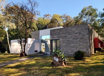 Casa · 225m² · 2 Vagas · CASA DE ALTO PADRÃO EM LOCALIZAÇÃO PRIVILEGIADA