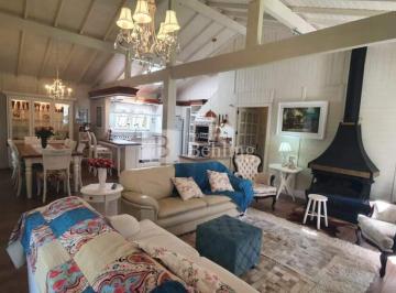Casa · 153m² · 2 Vagas · LINDA CASA MOBILIADA E ENSOLARADA EM GRAMADO!