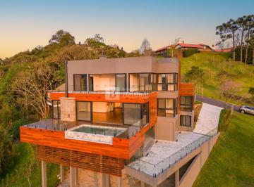 Casa · 520m² · 4 Vagas · CASA DE ALTÍSSIMO PADRÃO EM CONDOMÍNIO DE GRAMADO