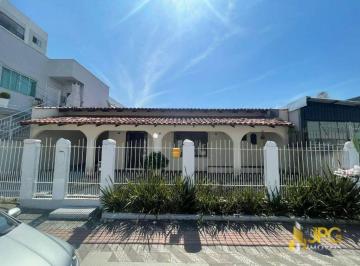 b6e9a850402e01afc7281a0fd49ee7291dadaa3e · Casa com 200 metros quadrados no centro de Balneário Camboriú