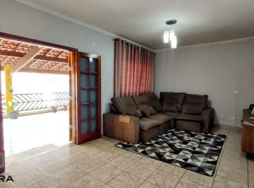 Sala de estar com saída de sacada · Sobrado residencial e comercial, tem um salão de festas de 125 m².