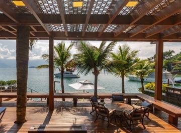Casa · 430m² · 5 Quartos · 3 Vagas · Exclusiva propriedade, localizada em condomínio fechado com praia privativa