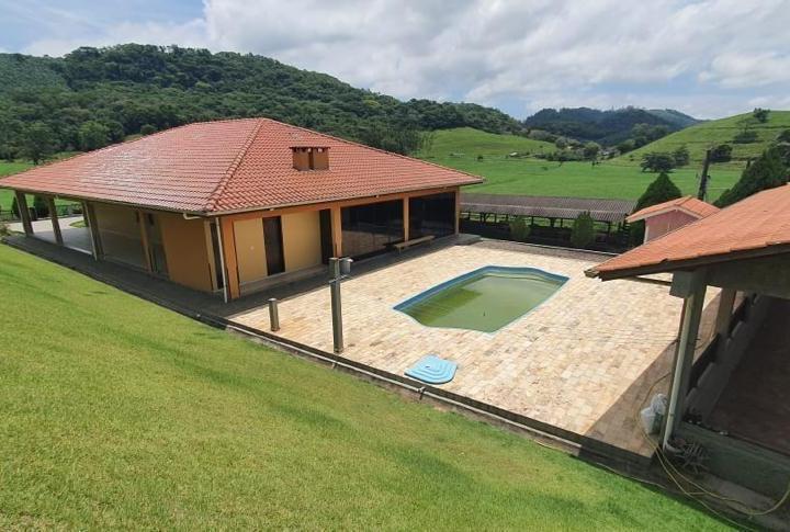 Chácara rural espaçosa com casa principal e de empregado.