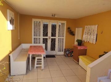 fef21cb558fbc71a8b9ec813b95a002c9343e39e · Linda casa com três dormitórios
