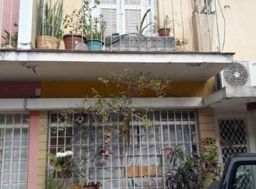 96b4d258ffa7804a6f182a352f10b3a44f61996e · Casa de Vila com portão próxima a Clodomiro Amazonas e Hélio Pellegrino
