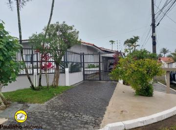 Foto 01 · Casa de esquina a 200 metros da praia, 4 suítes e piscina a venda na praia de Peruibe.