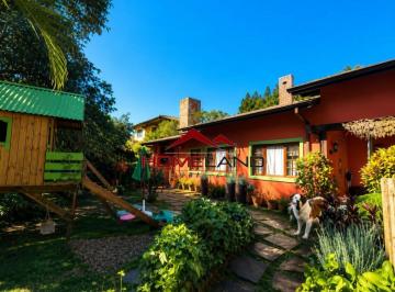 Casa de 4 quartos, São Roque · Imóvel à Venda com Quatro Suítes e Belo Pomar.