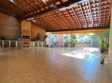 Casa · 242m² · 5 Quartos · 4 Vagas · Casa com 5 quartos à venda no Bairro Aparecida - Uberlândia/MG