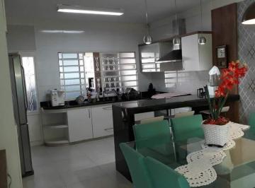 Casa · 350m² · 3 Quartos · 2 Vagas · Casa com 3 quartos à venda, bairro Brasil - Uberlândia/MG