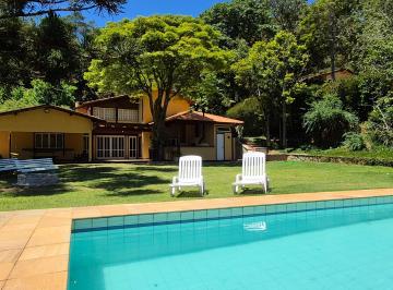 Casa de 6 quartos, Petrópolis · TEMPORADA | ITAIPAVA: Ótima casa com 6 qtos, gramadão, área gourmet e piscina