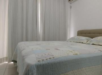 Apartamento de 2 quartos, Bombinhas · Apto 2 dormitórios a 50 metros da orla ( Praia de Bombas) com sacada vista mar.