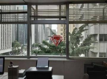 b49d4c66905c84c14c53f4135ce2b21534fa7bfc · Conjunto comercial no prédio Quinta Avenida