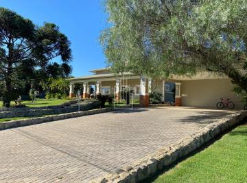Casa · 600m² · 1 Quarto · 9 Vagas · Casa Térrea de alto padrão à venda no Condomínio Chácara Natureza em Foz do Iguaçu.