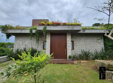 Casa · 200m² · 4 Quartos · 2 Vagas · Casa à venda no bairro Centro - Garopaba/SC