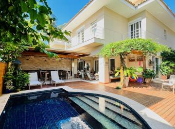 Casa · 360m² · 6 Quartos · 2 Vagas · Oportunidade Única! Residência Luxuosa com 6 Suítes e Espaços Exclusivos!
