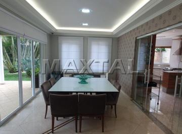 Casa · 573m² · 5 Quartos · 4 Vagas · Casa de alto padrão 573m², 5 suítes, sala, TV, lareira, área gourmet e piscina aquecida com cascata.