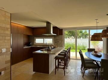 Casa · 320m² · 4 Quartos · 2 Vagas · Casa de Condomínio com 4 suítes. Uma Fusão de Elegância e Sustentabilidade