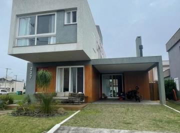 Apartamento · 262m² · 4 Quartos · 2 Vagas · sobrado de 04 suites no maritimo
